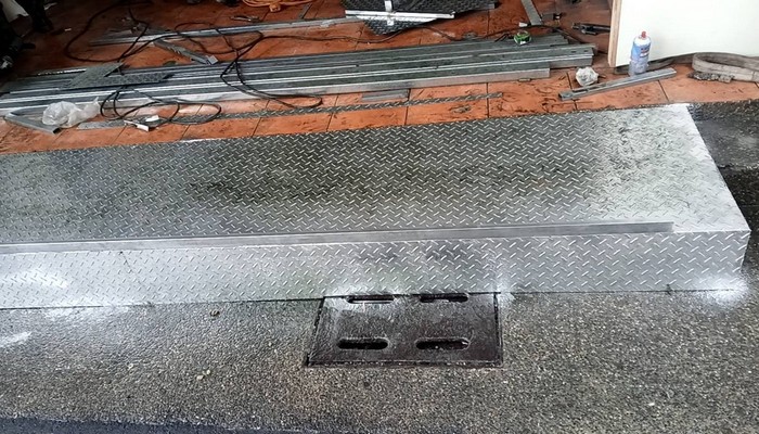 新竹地面水平平台架設, 新竹門口地面平台施作, 新竹地板墊高平台, 新竹花紋鋼板, 新竹鐵工, 新竹鐵件製作