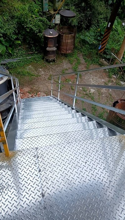 新竹玉里樓梯菱格式平台施工, 新竹玉里白鐵花板觀景平台搭建, 新竹玉里室外鐵梯訂作, 新竹玉里水平平台架設, 新竹玉里花板平台施作, 新竹玉里花紋鋼板平台, 新竹玉里花紋鋼板, 新竹玉里鐵工, 新竹玉里鐵件製作